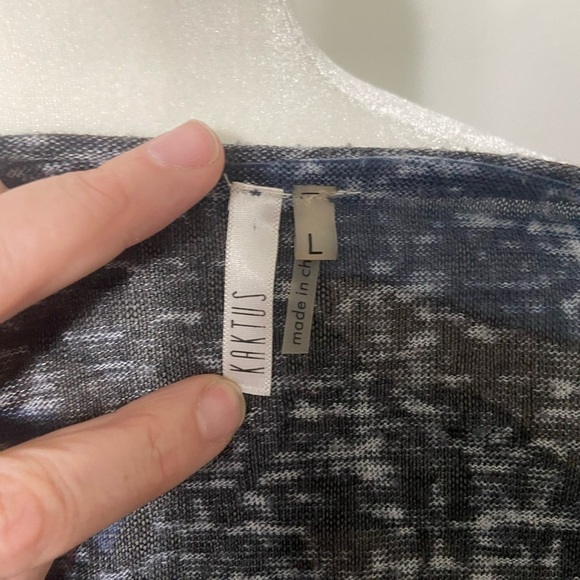 KAKTUS women's L muted blue camo print roll tab tunic with side slits EUC - Picture 5 of 7